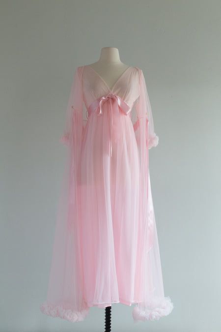 Pink Princess Pajamas, Home Dresses For Women, Pink Princess Outfit Aesthetic, Pink Nightgown Aesthetic, Pink Vintage Fashion, Princess Nightgown Aesthetic, Cute Night Gowns, Vintage Pink Outfits, Fluffy Nightgown