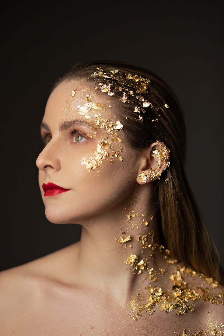 Gold Avant Garde Makeup, Gold Leaf Photography, Body Glitter Aesthetic, Taylor Swift Makeup Ideas, Kostüm Gold, Gold Leaf Makeup, Clio Muse, Guard Makeup, Beauty Headshots