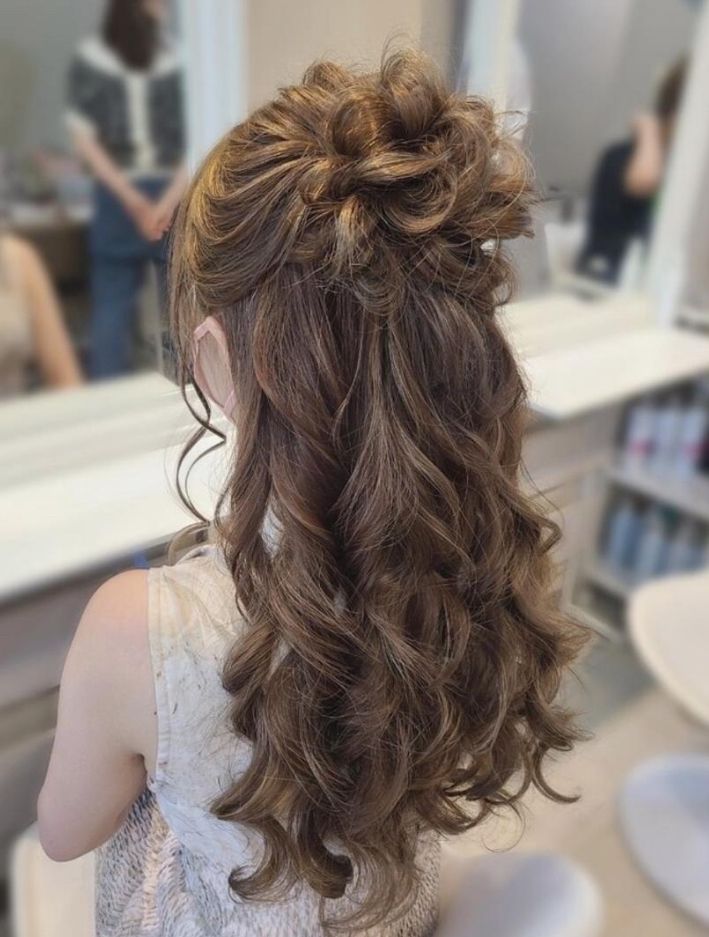 Elegant Hair For Prom, Cute Prom Hairstyles Down, Prom Hair Inspiration Half Up, Trendy Prom Hair 2024, Curled Hair Prom Hairstyles, Hairstyles Updo Prom, Prom Hairstyles For Oval Faces, Fancy Hairstyles Wedding, Hair Inspo For Bridesmaid