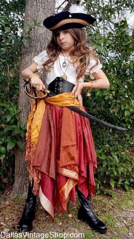 Pirate Lady Costume, Kids Pirate Costumes, Homemade Pirate Costume For Women, Family Pirate Costumes, Pirate Princess, Lady Pirate Costume, Pirate Costume For Girls, Pirate Costume Girl, Kids Pirate Costume Diy