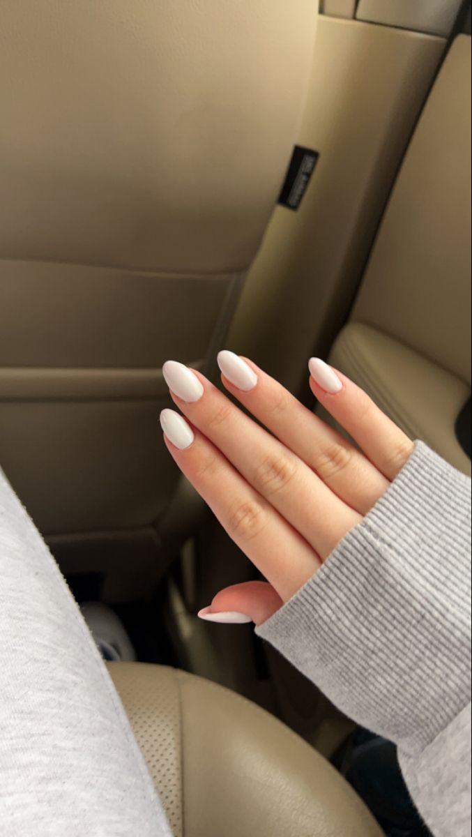 White Oval Nails, Nail Ideas Simple, Oval Acrylic Nails, White Almond Nails, White Gel Nails, New Nail Designs, White Acrylic Nails, Basic Nails, Casual Nails