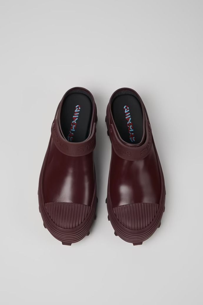 Tracktori Burgundy Clogs for Unisex - Spring/Summer collection - Camper USA Camper Shoes, Ballerina Shoes Flats, Shoes Heels Wedges, Boys Boots, Leather Clogs, Boot Accessories, Slipper Sandals, Spring Summer Collection, School Shoes