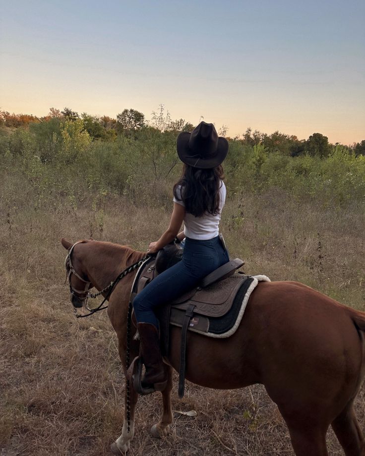 Coastal cowgirl, horse riding, country, cowgirl vibes Summer Hamilton, Country Girl Aesthetic, Horsey Life, Horse Riding Aesthetic, Foto Cowgirl, Horseback Riding Outfits, Equestrian Aesthetic, Cowboy Aesthetic, Looks Country