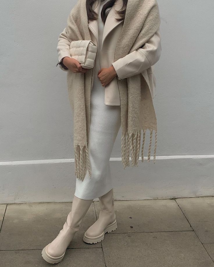 Beige Stiefel Outfit, Beige Boots Outfit Winter Style, Beige Combat Boots Outfit, Beige Scarf Outfit, White Chelsea Boots Outfit, Cream Combat Boots, Cream Boots Outfit, Winter Modest Outfits, Beige Boots Outfit