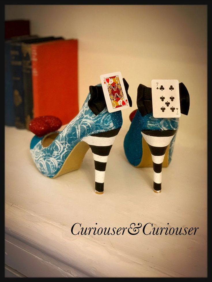 Alice In Wonderland Shoes Diy, Custom Heels Ideas, Alice Photoshoot, Irregular Shoes, Alice In Wonderland Shoes, Diy Heels, Crazy Heels, Muses Shoes, Alice In Wonderland Diy