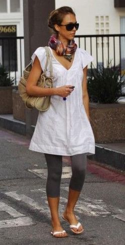 Are Dresses With Leggings Still in Style in 2018? (Jessica Alba) Crop Leggings Outfit, Tunic Dresses Outfit, Capri Leggings Outfit, Tunic Dress With Leggings, Leggings Outfit Summer, Celebrity Style Guide, Jessica Alba Style, Tunics With Leggings, How To Wear Leggings