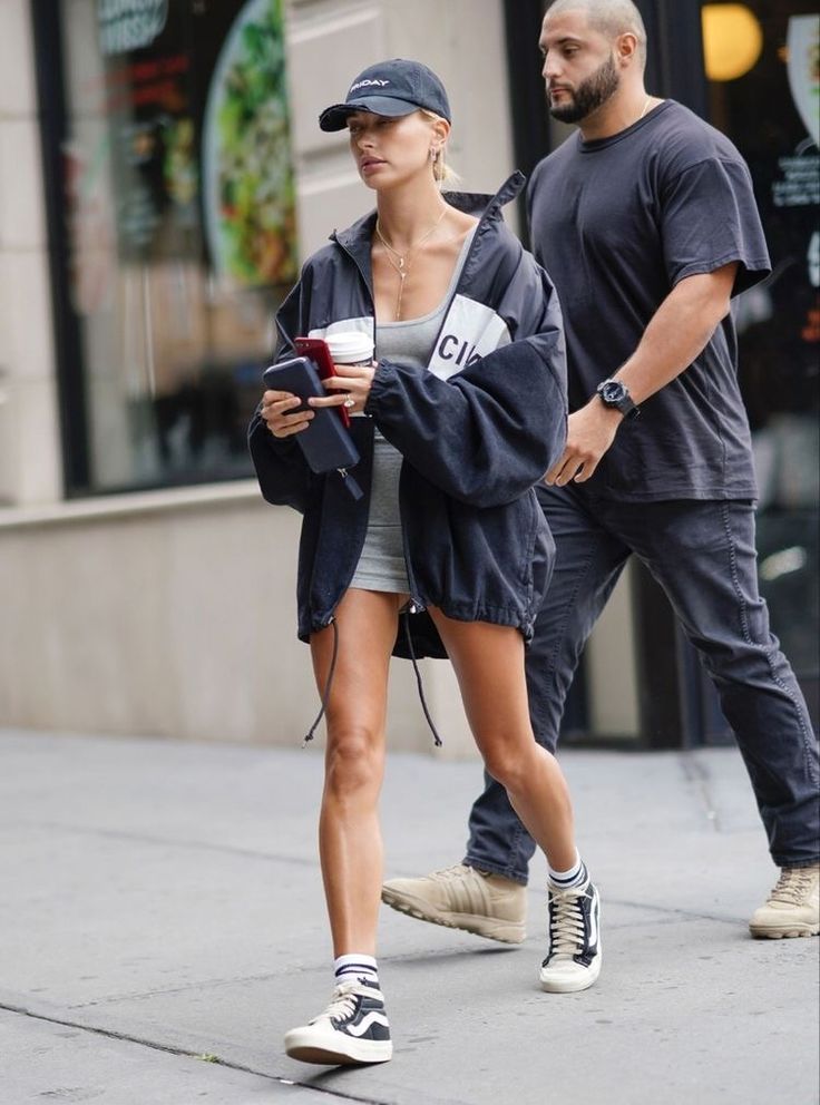 Celebrity Athleisure, Saved By His Grace, Smart Casual Women Outfits, By His Grace, Hailey Baldwin Style, Smart Casual Women, Look Short, Fashion Organization, Looks Street Style