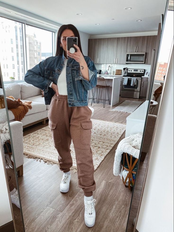 Khaki Joggers Outfit Women, Fall Fashion Trends Casual, Joggers Outfit Women, Jean Jacket Outfit, Jogger Outfit, Oversized Joggers, Fall Runway, Jean Jacket Outfits, Joggers Outfit