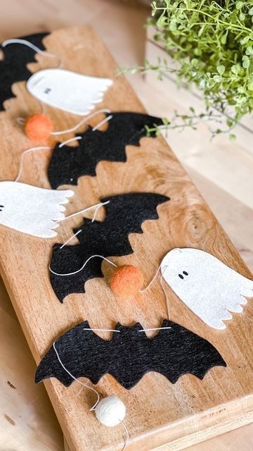 Halloween Diy Office Decor, Felt Ghost Garland Diy, Easy Halloween Garland, Halloween Crafts With Fabric, Sustainable Halloween Decor, Aesthetic Halloween Crafts, Halloween Garland Ideas, Diy Cricut Halloween Decor, Cricut Halloween Decorations