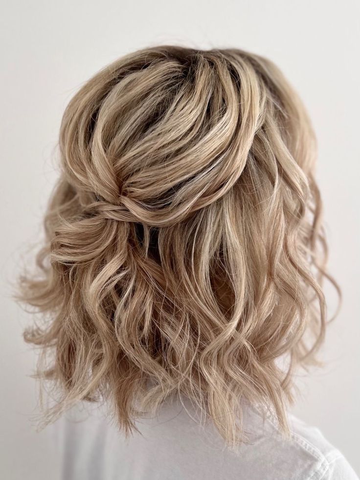 Short Curled Hair Wedding, Shirt Wedding Hair, Half Up Wedding Hairstyles Short Hair, Bridesmaid Hairstyles Half Up Half Down Short Hair Shoulder Length, Half Up Half Down Wedding Hair For Short Hair, Short Curly Bridesmaid Hair, Bridesmaid Hairstyles Down Short Hair, Short Curled Wedding Hair, Bridesmaids Hair Short