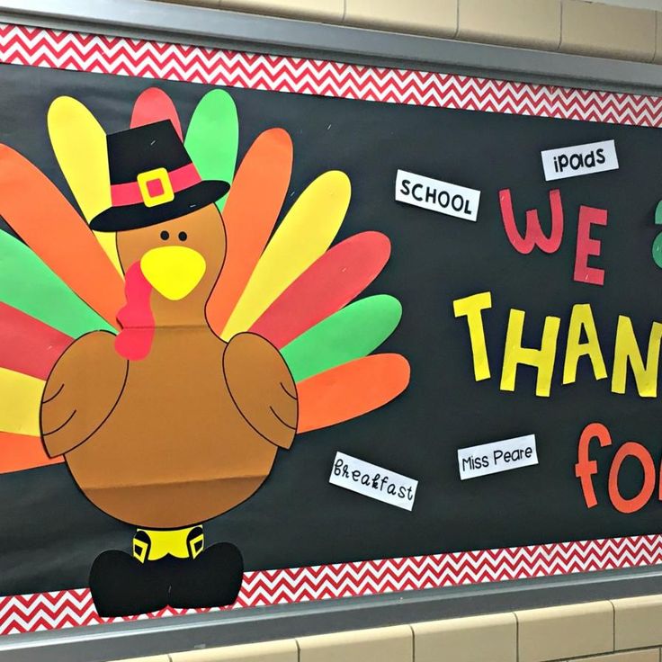 a bulletin board with a turkey on it that says, we say thanks for thanksgiving