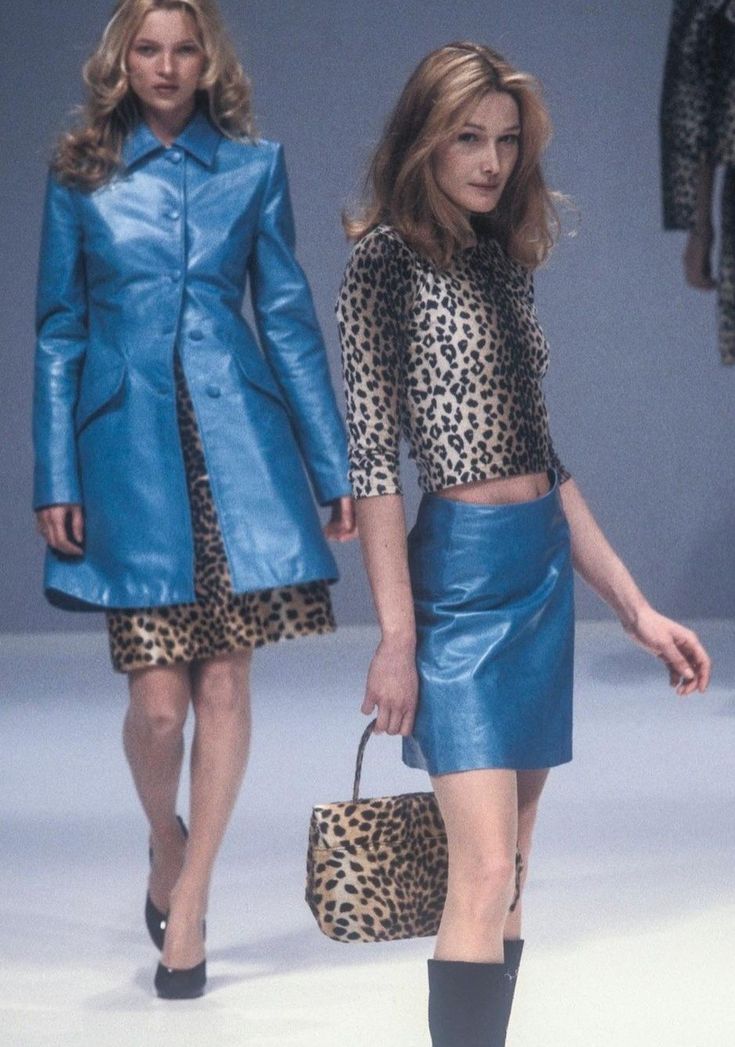 90s Runway Fashion, Runway Fashion Couture, Original Supermodels, Runway Outfits, Carla Bruni, 2000s Fashion, Looks Vintage, Blue Leather, Couture Fashion