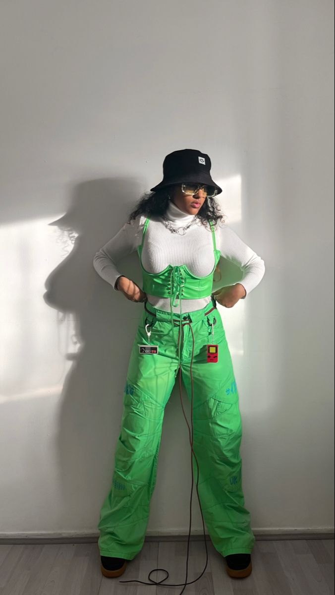 Womens Streetwear Outfits, Green Streetwear Outfit, Neon Green Aesthetic, Green Outfit Aesthetic, Aesthetic Bucket Hat, Outfit Ideas Green, Neon Green Outfits, Green Outfit Ideas, 2022 Streetwear