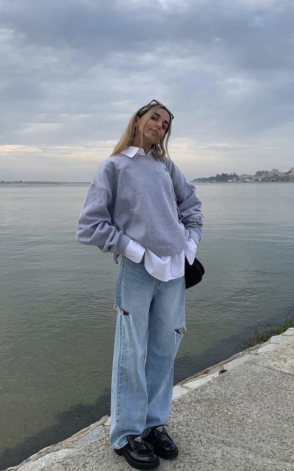 Grey Crewneck Outfit, Crewneck And Jeans, Sofia Coelho, Crewneck Outfit, 00s Mode, Fits Ideas, Outfit Oversize, Everyday Fits, Loafers Outfit