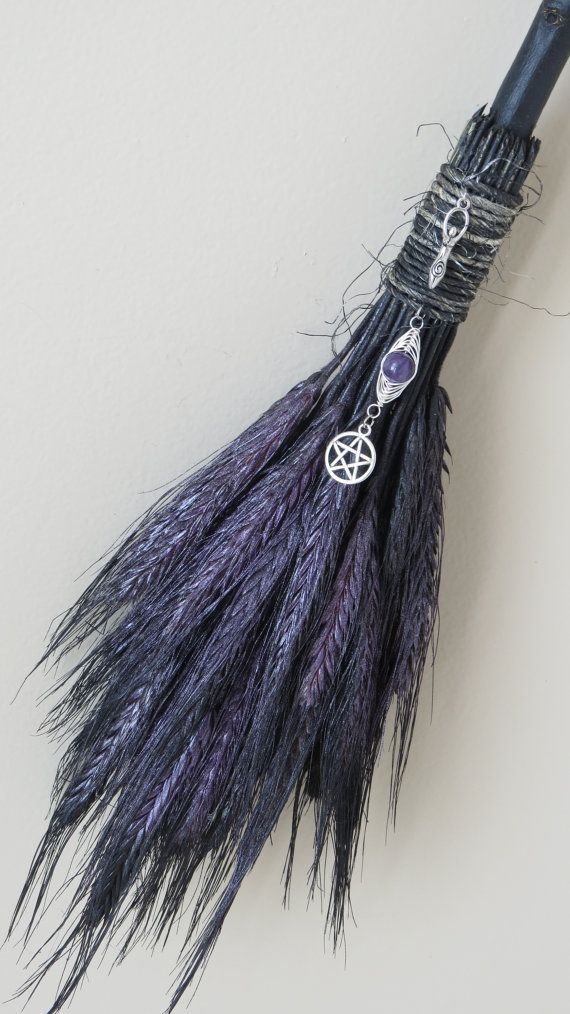 This is the most beautiful and amazing Witch's Broom I have ever seen :D I would like to have one. It's also made out of hay Yule Ornaments, Witchy Christmas, Hippie Crafts, Stile Harry Potter, Witch Crafts, Goth Christmas, Wiccan Crafts, Fun List, Pagan Crafts