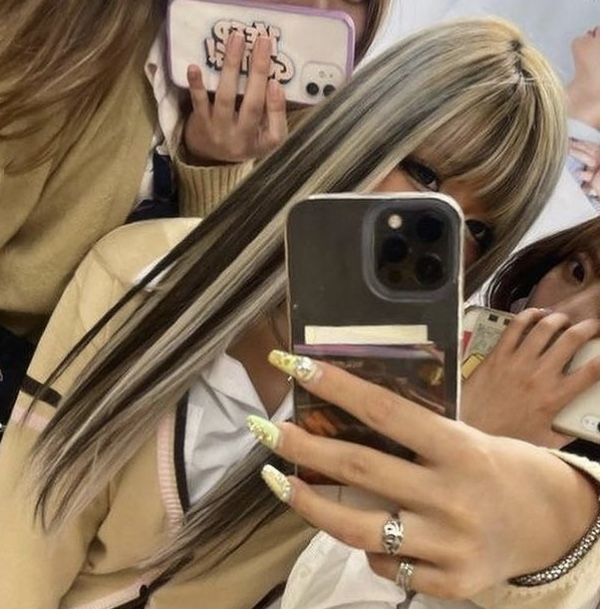 2000s Chunky Highlights Hair, Skunk Highlights On Blonde Hair, Chunky Highlights Asian, Y2k Highlights Hair, Skunk Hair With Bangs, Blonde Highlights With Bangs, Skunk Hair Short, Blonde Hair With Black Highlights, 2000s Highlights Hair