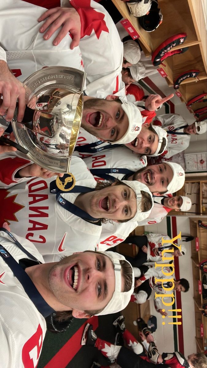 the men's hockey team is posing with their trophy