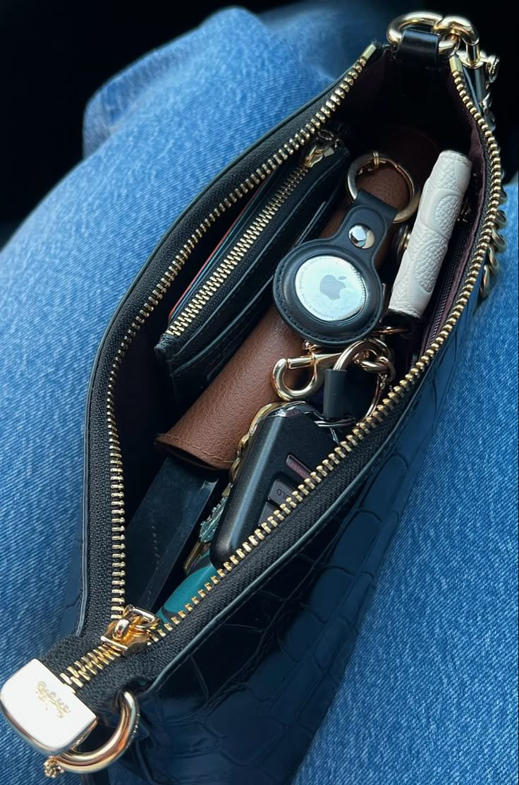 Inside The Bag Aesthetic, Shoulder Purse Aesthetic, Airtag Aesthetic, What In My Bag Aesthetic, Aesthetic What’s In My Purse, Inside Bag Aesthetic, What To Put In Your Purse, Shoulder Purse Outfit, Whats In My Purse Essentials