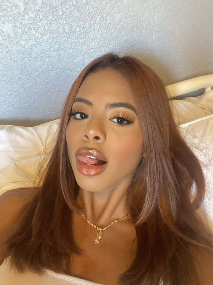 Dark Honey Brown Hair, Brown Hair On Brown Skin, Orange Brown Hair, Hair Color For Tan Skin, Tiktok Hairstyles, Hair Color For Brown Skin, Girl Hair Colors, Honey Brown Hair, Brown Hair Inspo