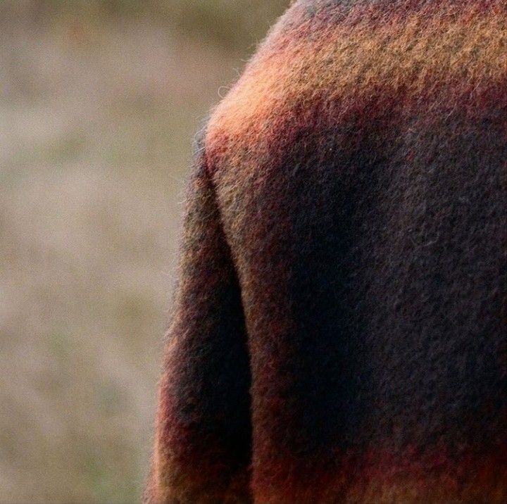 the back end of a man's jacket in brown and red