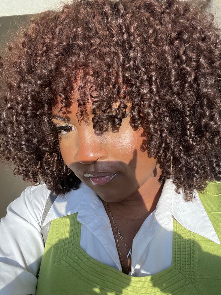 Brown Highlights On Black Hair Curly 4c, Highlights On 4c Hair, Chocolate Brown Natural Hair, Hot Chocolate Hair Color, Chocolate Brown Curly Hair, Brown Skin Hair Color Ideas, Chocolate Hair Dye, Chocolate Color Hair, Brown Natural Hair