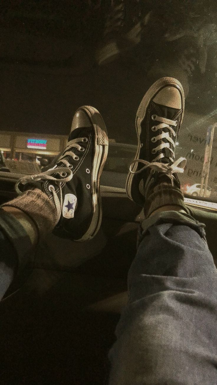 Iphone Style, Photography Accessories, Mötley Crüe, Grunge Photography, Iphone Photography, Aesthetic Grunge, American Horror Story, Grunge Aesthetic, Converse All Star