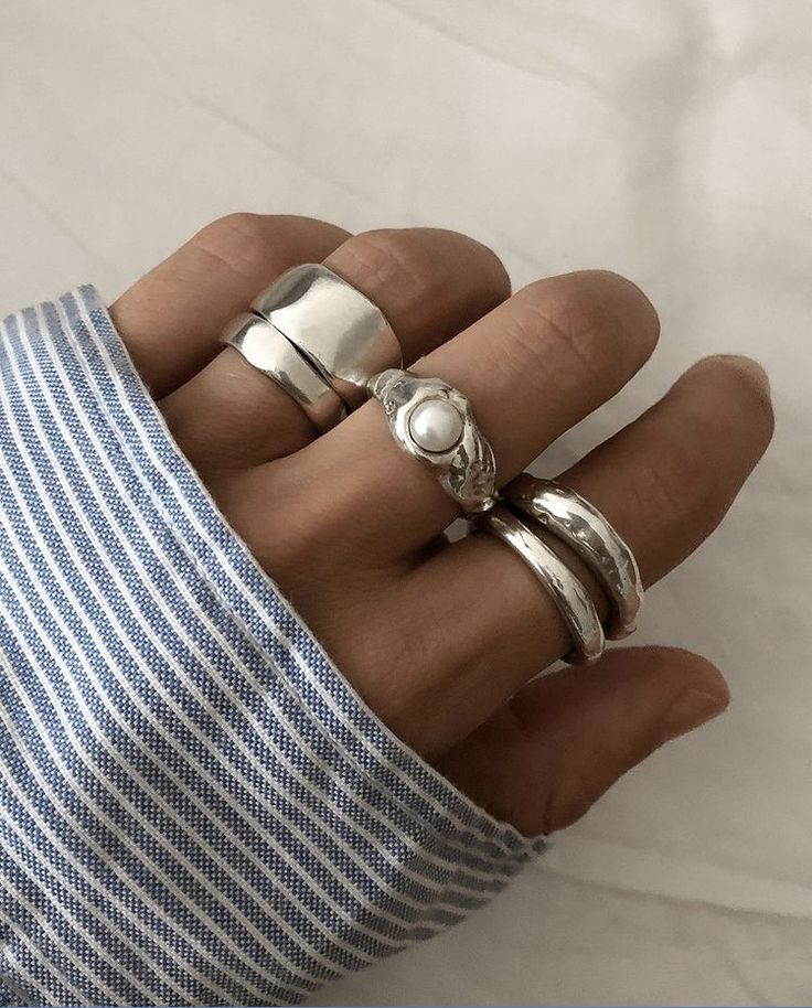 Ohrknorpel Piercing, Chunky Silver Jewellery, Silver Jewlery, Jewellery Silver, Dope Jewelry, Rings Silver, Funky Jewelry, Jewelry Lookbook, Stacked Jewelry