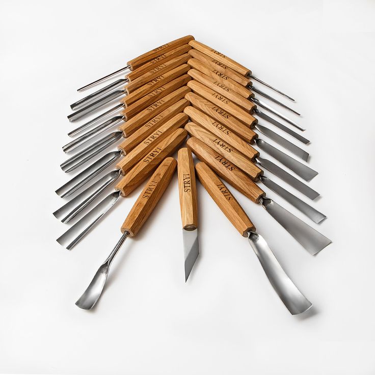 a bunch of knives are arranged in the shape of a triangle