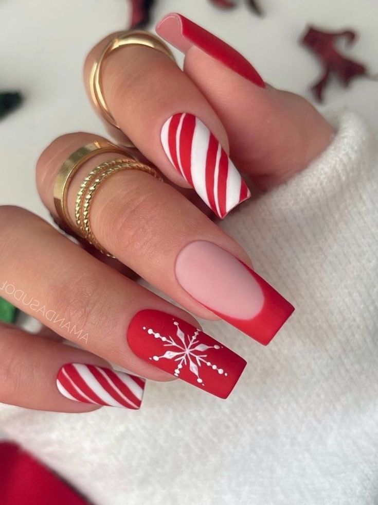 Design Nails Christmas, Christmas Nails 2022 Candy Cane, Red Christmas Design Nails, Chistmas Nails 2022, Candy Cane Nails Square, Christmas Acrylic Nails Holiday Simple, Christmas Peppermint Nails, Xmas Nails Coffin, Candy Christmas Nails