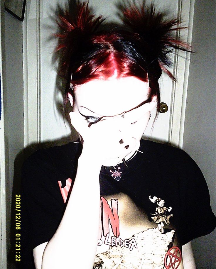 Goth Hair Ideas Short, 90s Alternative Hairstyles, Mallgoth Hair, Mallgoth Hairstyles, Nu Metal Hairstyles, Nu Metal Hairstyles Women, 90s Alt Hairstyles, Numetal Outfits, Alt Ponytail