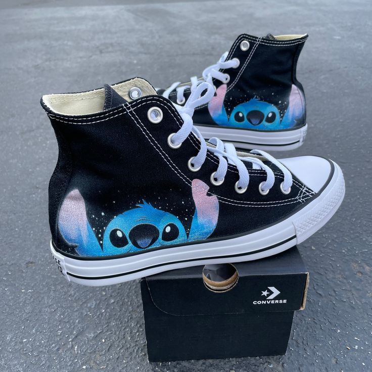 These custom Dandingeroz shoes come in Black High Top Converse. Both shoes have the Adorable Moonlight Series Stitch peeking out from the mid-sole of the Converse. Stitch will be on the outside of both shoes. These shoes are perfect for your relaxing stroll on the beaches of Hawaii or any Disney Lilo and Stitch fanatic! Dan Elijah G. Fajardo is a Manila based artist who is the creative mind and owner behind Dandingeroz. Fajardo has mastered his art style and technique through illusion design usi Boty Converse, Cute Converse Shoes, Lilo And Stitch Merchandise, Ladybug Und Cat Noir, Cute Converse, Black High Top Converse, Custom Shoes Diy, Preppy Shoes, High Top Converse