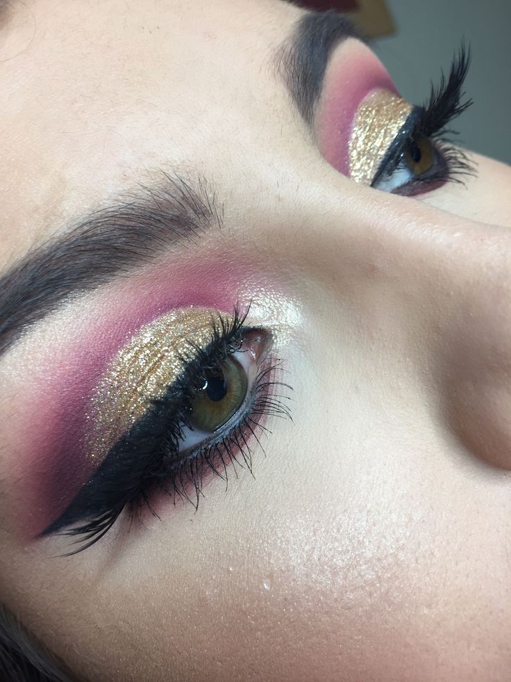 Pink And Gold Glitter Eyeshadow, Pink And Gold Eyeshadow Looks, Pink Glitter Eye Makeup, Gold Glitter Cut Crease, Eyeshadow Cut Crease, Shadi Decor, Best Eye Pencil, Gold Cut Crease, Glitter Cut Crease