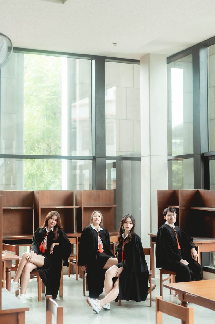 Graduate Group Photoshoot, Graduation Photoshoot Ideas Group, Highschool Photoshoot, Photoshoot Ideas Group, Creative Graduation Photoshoot, Pre Convo, Yearbook Photoshoot, Graduation Photoshoot Ideas, Graduation Shoot