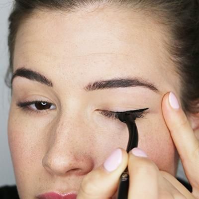 The Eyeliner Wheel | Woosh Beauty Fix Cakey Makeup, Eyeliner Tool, Different Eyeliner Styles, Coconut Oil Facial, Quick Eye Makeup, Cakey Makeup, Tv Nook, Cover Wrinkles, Everyday Eye Makeup