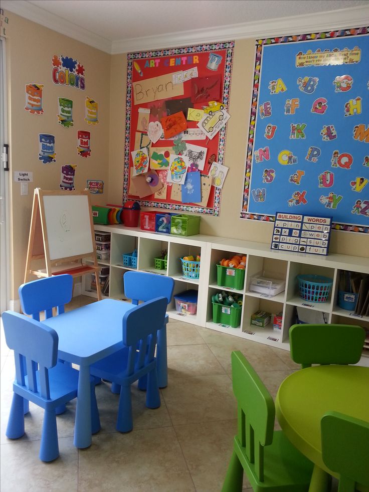 there are many children's tables and chairs in the room