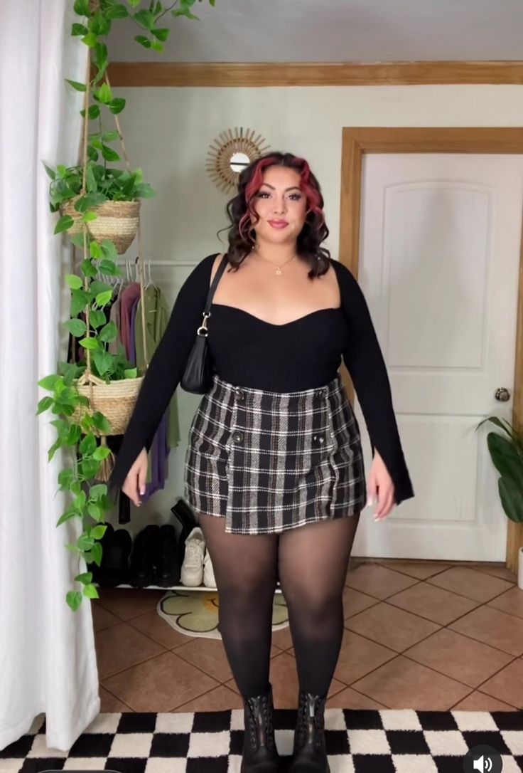 Cute Clothes For Plus Size Women, Mini Skirt For Plus Size, Date Outfits Curvy, Kevin Gates Concert Outfit Ideas Plus Size, Plus Size Thrift Flip, Mini Skirts Outfits Plus Size, Plus Size Style Icons, Curvy Emo Outfits, Plus Size Clubbing