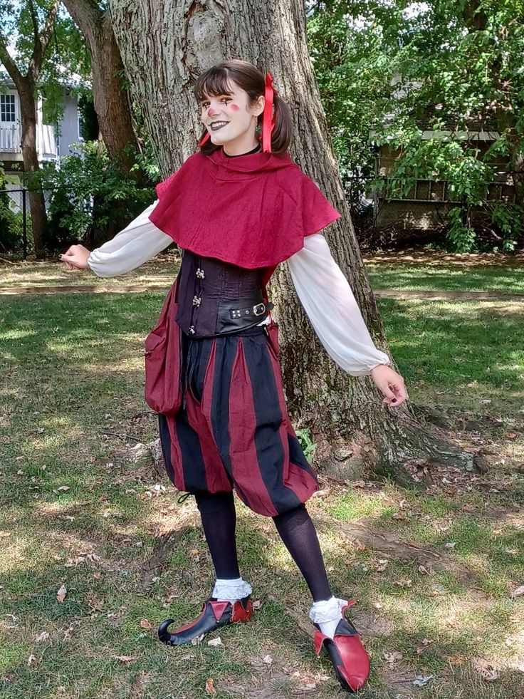 Jester Historical, Ren Faire Jester Costume, Ren Fair Jester, Jester Outfit Medieval, Ren Faire Clown, Jesters Outfit, Jester Inspired Outfit, Medieval Jester Costume, Jester Ren Faire