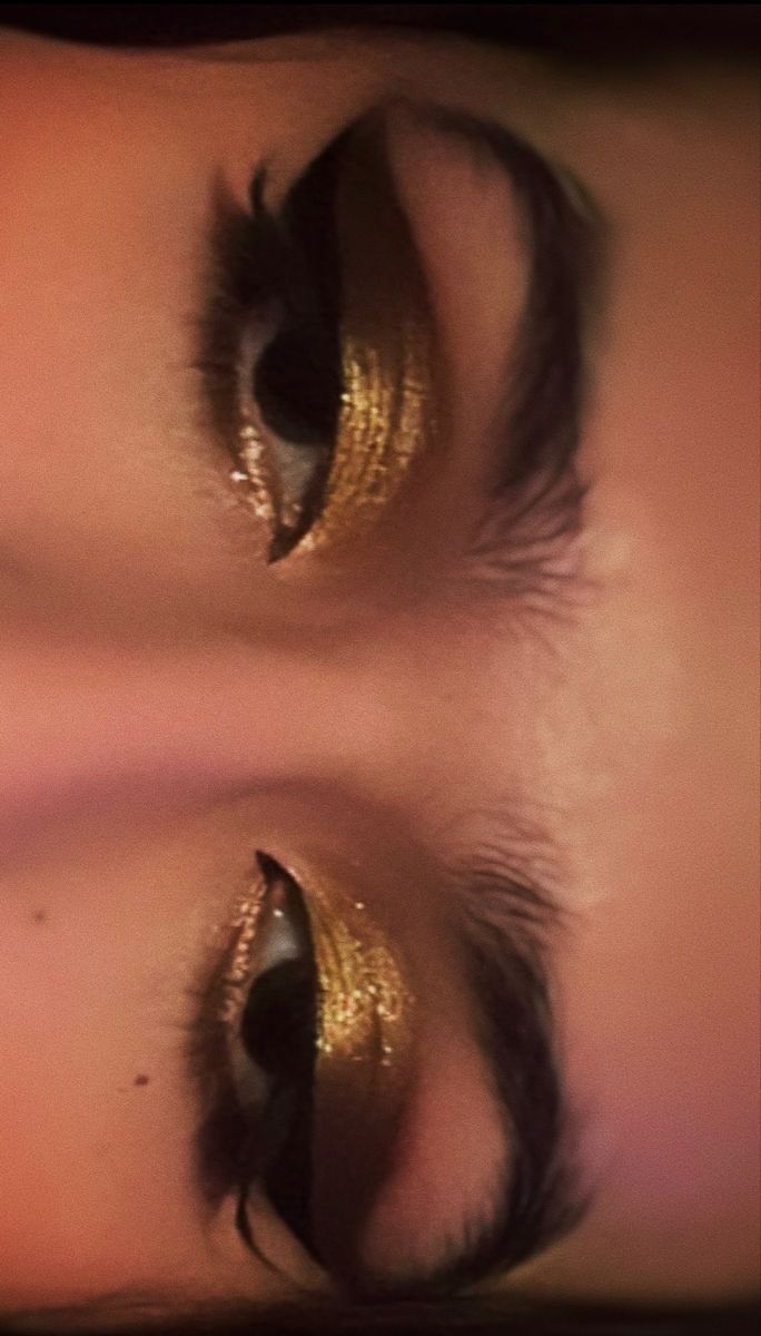 Pink Glossy Lips, Makeup Pink Eyeshadow, Glittery Makeup, Cat Eye Look, Gold Makeup Looks, Eyeliner Designs, Aesthetic Self Care, Gold Eye Makeup, Prom Eye Makeup