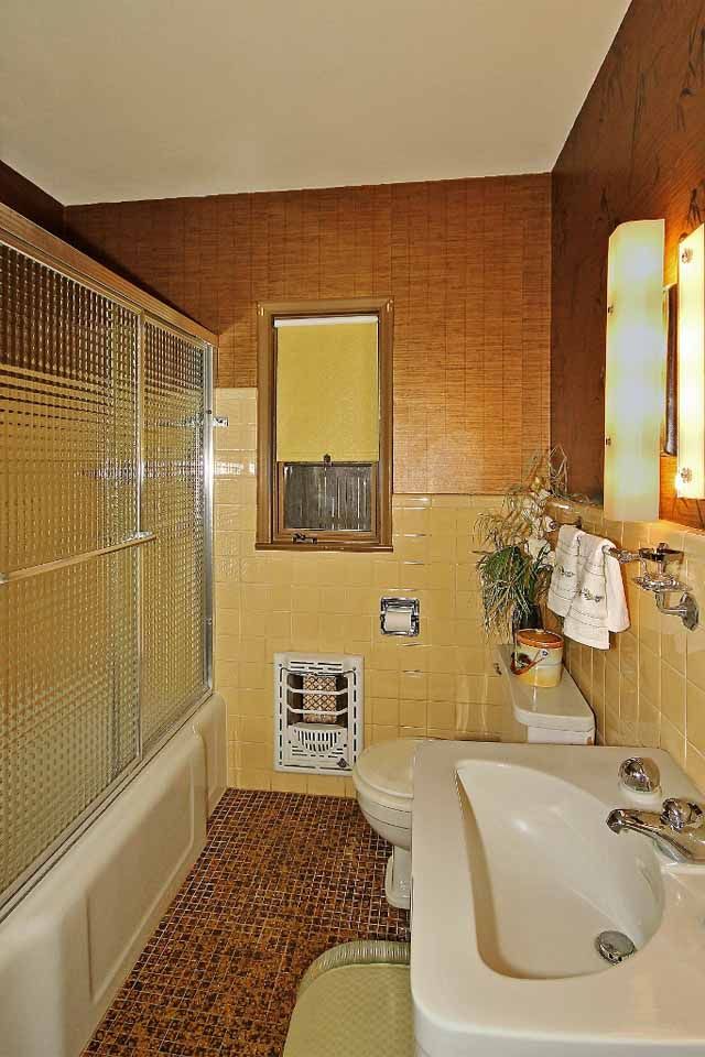 a bathroom with a sink, toilet and bathtub