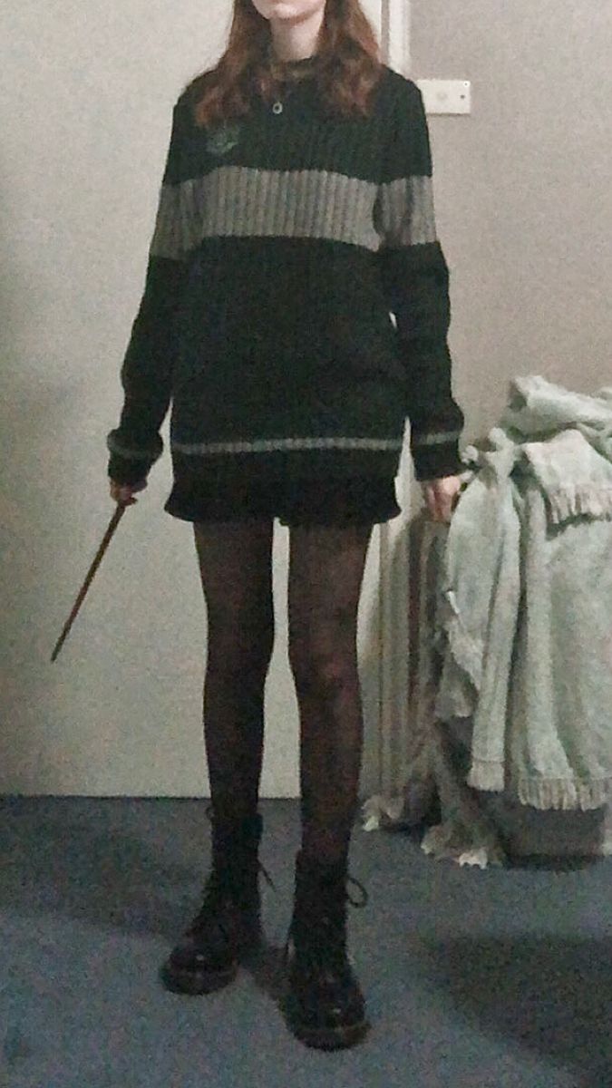 Dark academia Harry Potter quidditch jumper slytherin. Slytherin Girl Outfit, Slytherin Aesthetic Outfit, Harry Potter Dark Academia, Slytherin Uniform, Harry Potter Uniform, Harry Potter Script, Slytherin Quidditch, Slytherin Clothes, Slytherin Outfit