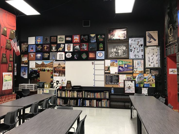 an empty classroom with many books on the wall