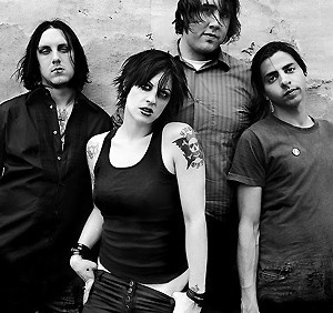 The Distillers Chicas Punk Rock, Mode Harajuku, The Distillers, 90s Punk, 90s Goth, Smink Inspiration, Trad Goth, Look Retro, Riot Grrrl