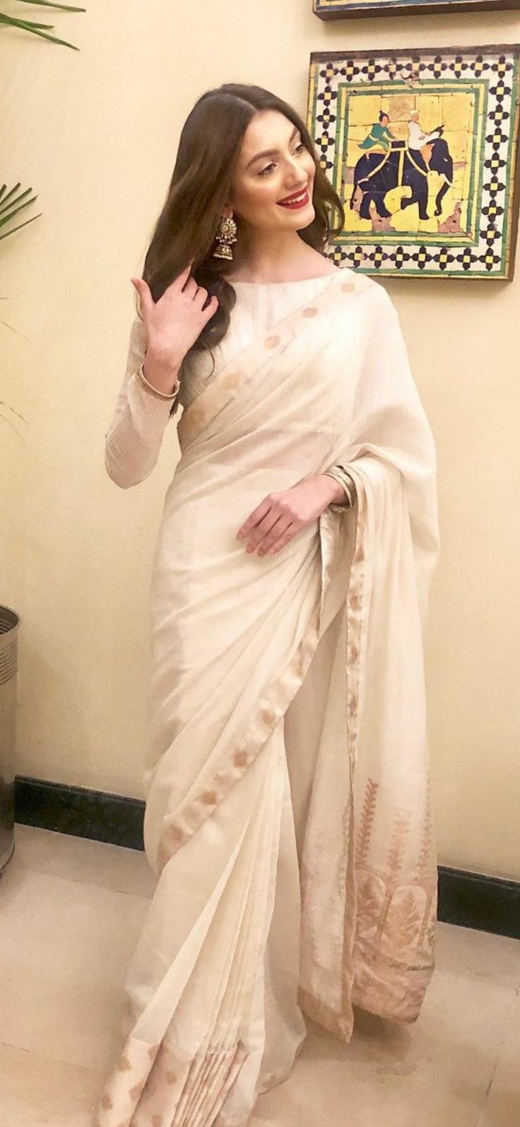 Saree Pakistani Party Wear, White Saare Aesthetic, Saree For Muslims, White Saare Looks, White Sari Aesthetic, Saree Inspo For Wedding, Off White Saree Party Wear, White Saree For Farewell, Classy Saree Look