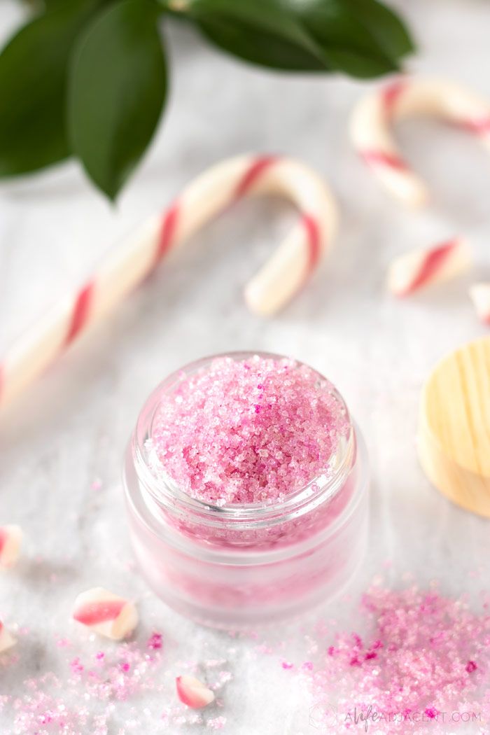 DIY Peppermint Candy Cane Lip Scrub. Learn how to make a DIY lip scrub with a delicious and festive peppermint candy cane scent! This pretty pink lip scrub recipe can be made in minutes with natural ingredients like sugar and coconut oil. Perfect for Christmas! #lipscrub #alifeadjacent #sugarscrub Candy Cane Diy, Pink Lip Scrub, Beet Powder, Diy Lip Scrub, Diy Scrubs, Lipgloss Business, Homemade Skincare, Organic Cream, Lip Scrub Recipe