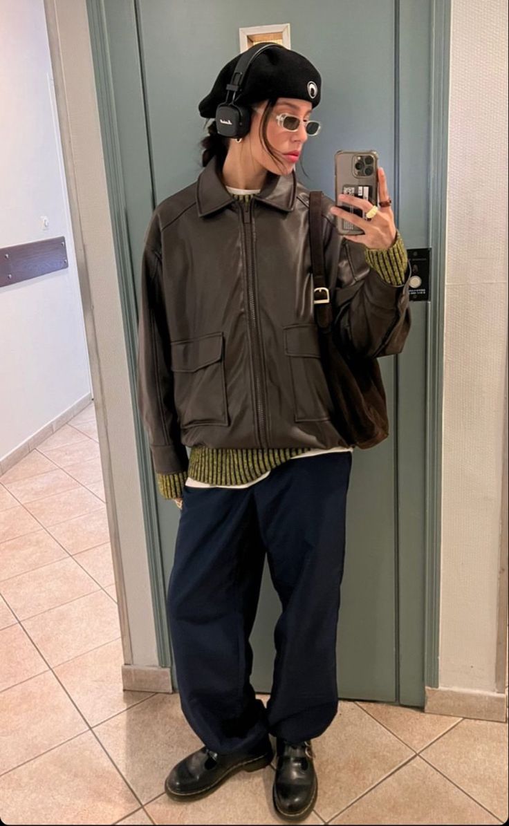 Trendy Rainy Day Outfits Winter, Femme Masc Outfits, Business Street Style, Grunge Style Winter, Flat Cap Outfit, Rain Coat Outfit, Rain Outfits, Outfit Layering, Gender Neutral Fashion