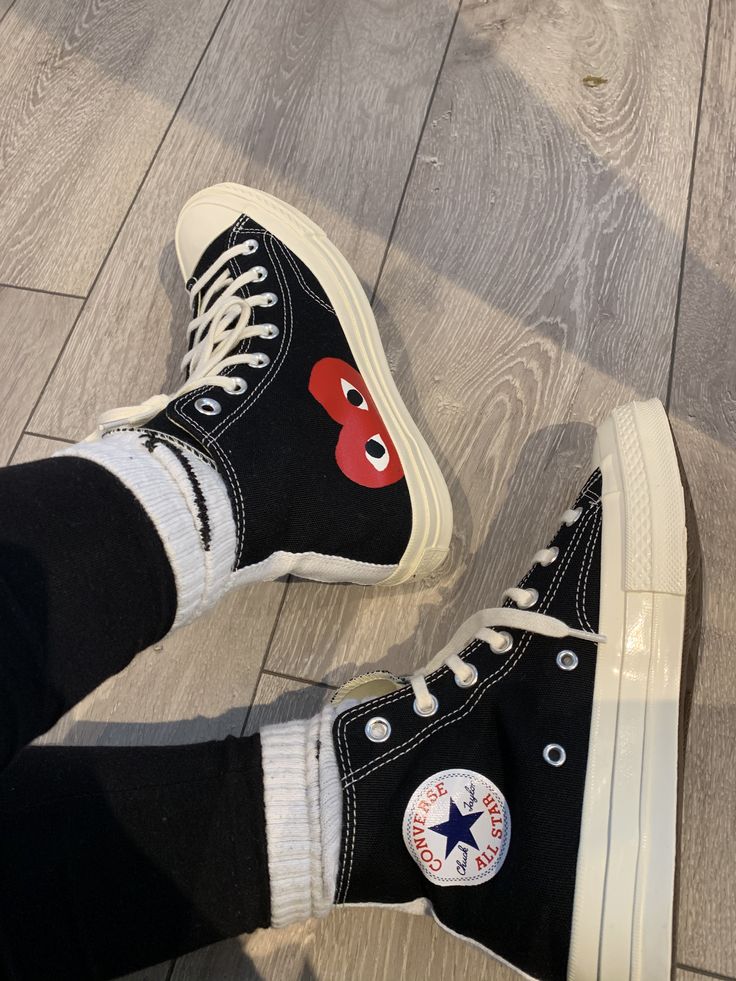 Heart Converse, Jordan Shoes Girls, Kicks Shoes, All Nike Shoes, Shoes Converse, Cute Nike Shoes, Outfits With Converse, Hype Shoes, Shoe Inspiration