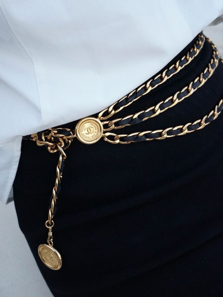 Chanel Belts For Women, Vintage Chanel Belt, Chanel Chain Belt Outfit, Chanel Belt Outfit, Chanel Waist Chain, Chain Belt Outfit, Belt Chanel, Chanel Chain Belt, Vintage Chanel Jewelry