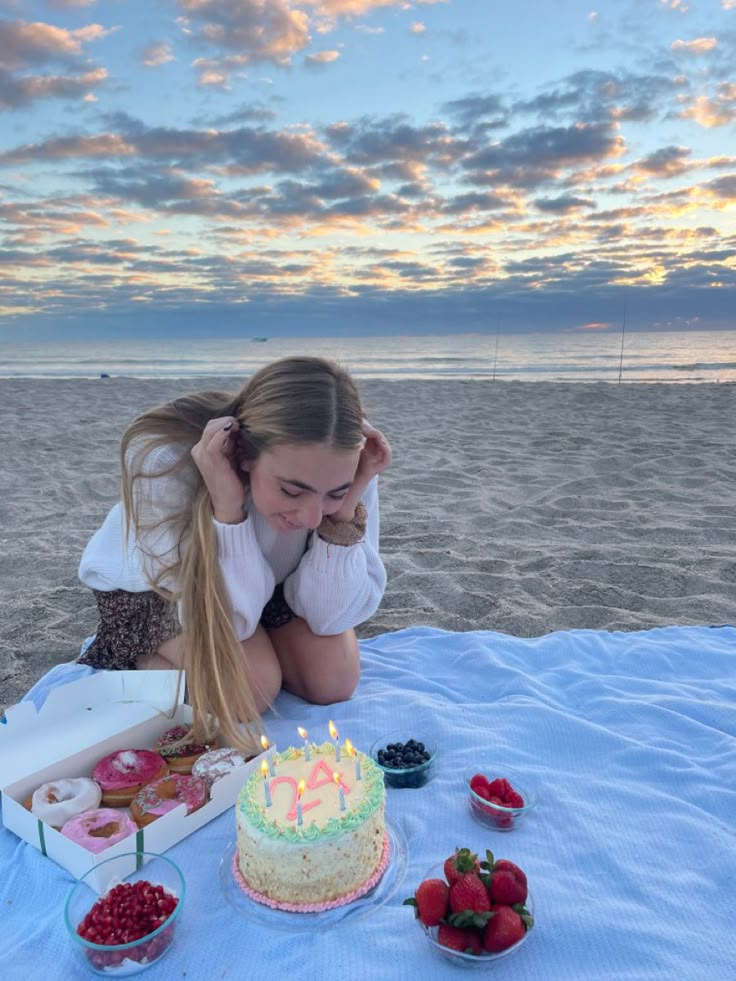 Beach Birthday Decorations, Birthday At The Beach, Beach Picnic Party, Picnic At The Beach, Picnic Birthday Party, Beach Birthday Party, Simple Birthday Decorations, Cute Birthday Pictures, 21st Birthday Photoshoot