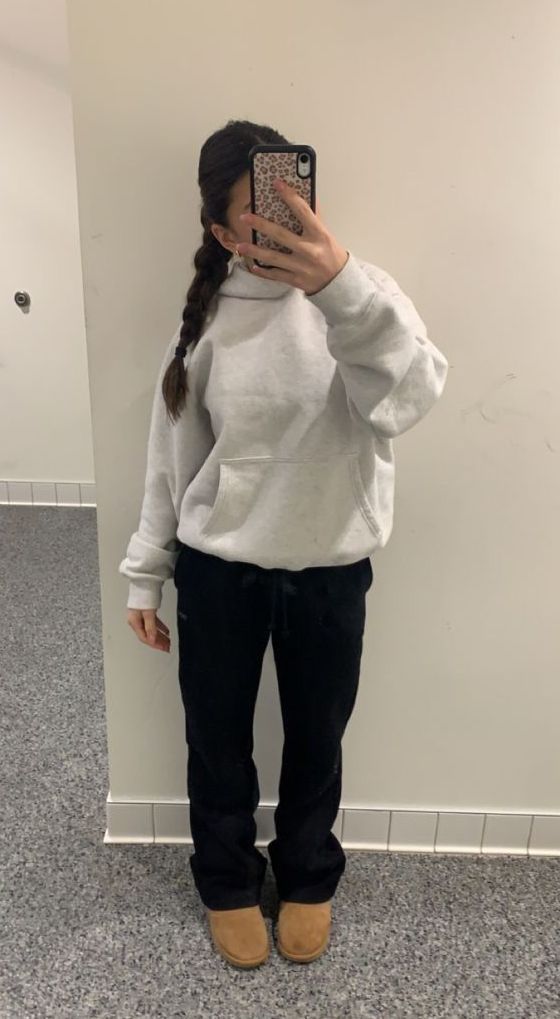 Old Navy Employee Outfit, Grey Crew Neck Outfit, Bummy Outfits For School, Extravagant Outfits, Clothes Amazon, Winter Fall Outfits, Mode Zara, Smink Inspiration, Cold Outfits