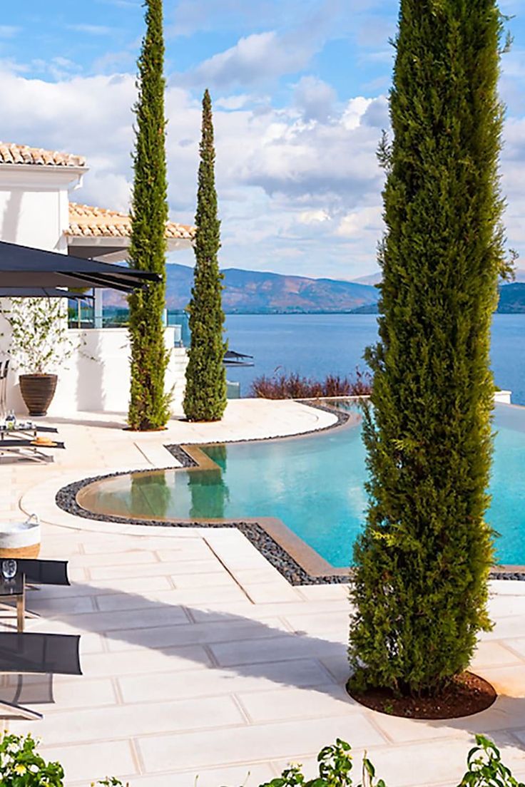 Découvrez la somptueuse Villa Calliope située sur l'île enchanteresse de Corfou, dans les Îles Ioniennes. Nichée à Kentroma, cette luxueuse résidence vous promet un séjour inoubliable entre confort et élégance. Laissez-vous séduire par le charme de ses espaces intérieurs raffinés et de ses jardins verdoyants. Un havre de paix pour des vacances d'exception. #VillaCalliope #Corfou #ÎlesIoniennes #Kentroma #LuxuryExperience Koh Phangan, Villa